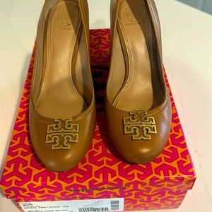 Tory Burch Royal Tan/Gold Melinda Wedges - Size 8